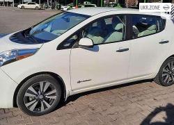 Хэтчбек 5 дверей Nissan Leaf I (ZE0/AZE0) 2015 в Буче