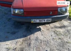 Седан Renault 21 I 1988 у Буську
