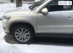 Внедорожник 5 дверей Volkswagen Tiguan I Рестайлинг 2012 в Вишневом