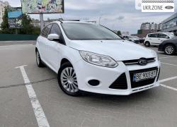 Хэтчбек 5 дверей Ford Focus 2014 в Вишневом
