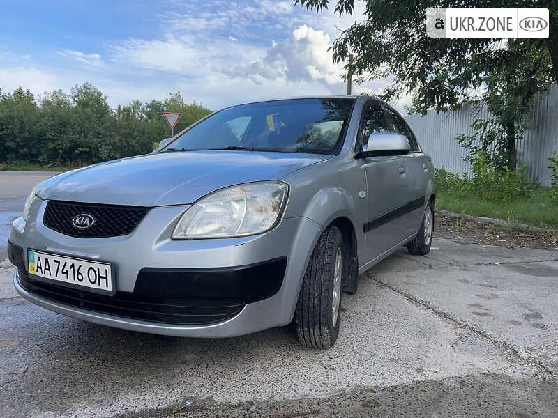 Продать битый KIA Rio 2007 г.в. (Хетчбэк / Передний привод / МКПП / 1.6 / серебр